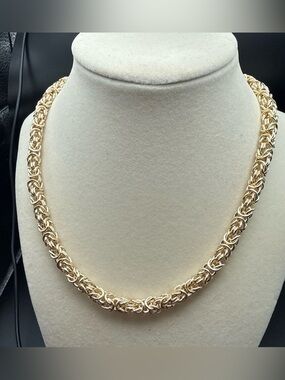 Gold Rope-Style Women's Necklace - Elegant Statement Chain with magnetic closure